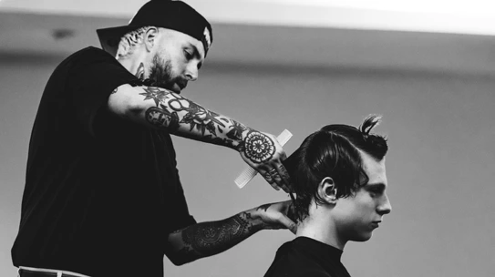 Josh coupe les cheveux d’un modèle