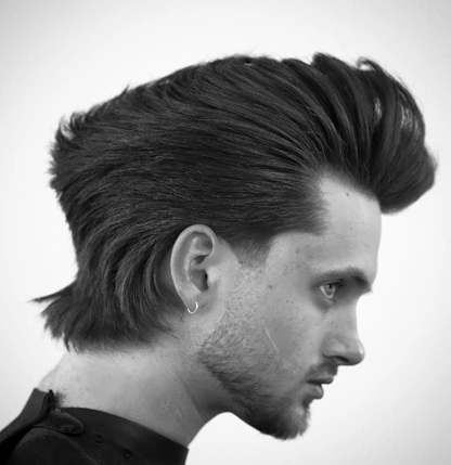 Vue de profil d’une coiffure volumineuse coiffée vers l’arrière